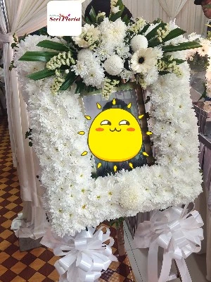 Scented White, Photo Wreath with Centerpiece